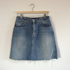 Tiger of Sweden jeanskjol - Jeanskjol i mini/midi längd. 