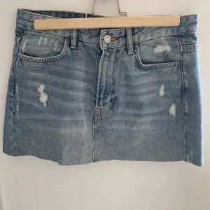 Jeans kjol från hm perfekt nu till sommaren 🫶hittar inte storleken men har måtten, midjan: 39 cm längd: 34 cm❤️‍🔥 