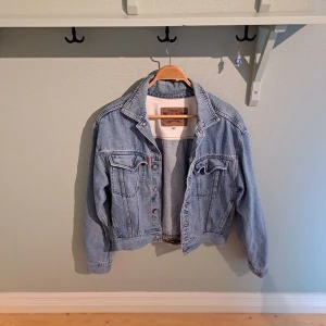 Jeansjacka Crocker st M - Säljer snygg 80-tals jeansjacka. Den är i bra skick men säljer för att jag har så många jackor. Herrmodell storlek medium