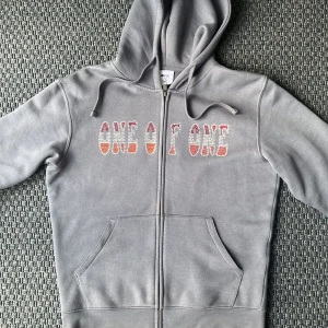 One of One hoodie limited edition. - En tröja från det populära märker One of One. Tröjan är limited edition  och kommer inte säljas på deras hemsida igen. Ett fåtal av denna tröjan släpptes och den är helt oanvänd. Tröjan är lite lila och grå