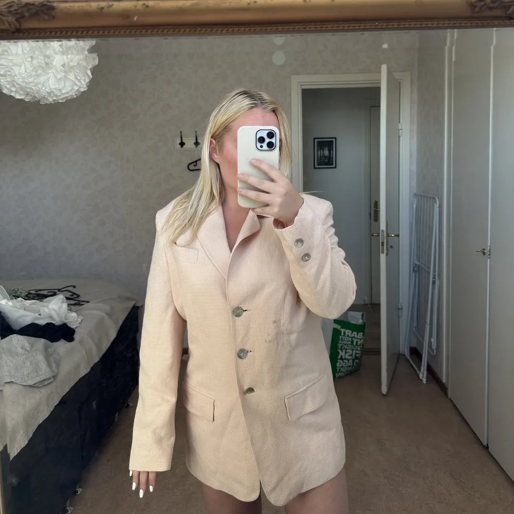 Säljer rosa blazer. Storlek 44, men är typ som en 40. 150kr. Köparen står för frakt😄. Jackor.