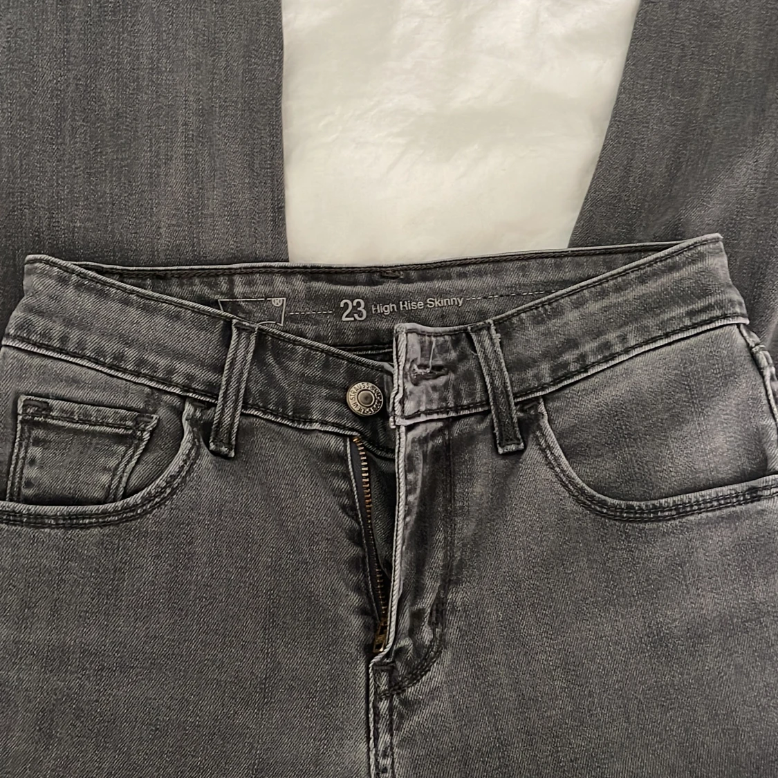 Gråa Levis jeans med slits - 90