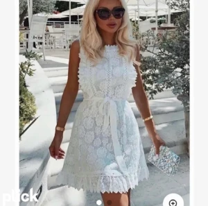 Vit klänning 💓 - Säljer min snygga studentklänning! Storlek L💓 (har vanligtvis s/m i storlek )💓 