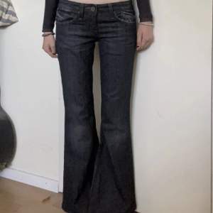Supersnygga lågmidjade jeans med detaljer på fickorna!! Midjemått 81 cm, innerbenslängd 75 cm. Aldrig använt de då de är för korta på mig som är 170 cm lång :( kan mötas upp i Stockholm, köp gärna direkt❤️