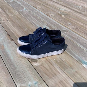 Lanvin marinblå - Intressekoll på mina Lanvin Navy i storlek uk 7.(Passar 41-43). Fint skick. Kom med prisförslag och bud. Tar även emot byten.  Hör av dig vid frågor! 
