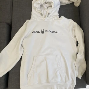Sail racing hoodie - Säljer min sail racing hoodie pga att den är för liten för mig.  Storlek L Jag tvättar och stryker tröjan innan leverans.  Sänker prov vid snabb affär 
