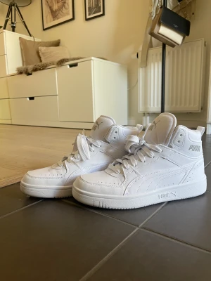 Puma sneakers  - Säljer Puma skor i storlek 39. Använda en gång, är som helt nya.