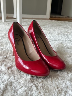 Skit snygga röda klackar<3 - Skit snygga röda klackar i storleken  37<3 priset går alltid att diskuteras<33 