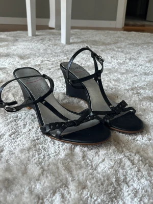 Jättefina klackar perfekta inför sommaren<3 - Jättefina skor från esprit i storleken 38:) verkligen perfekta inför sommaren<3 priset går alltid att diskuteras<3