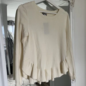 volang tröja  - volang tröja, köpt från sellpy med lappar kvar! 