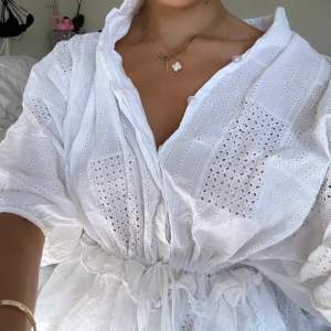Så fin vit klänning, passar perfekt till sommarn eller studenten!🫶🏼💓