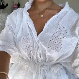 Vit klänning - Så fin vit klänning, passar perfekt till sommarn eller studenten!🫶🏼💓