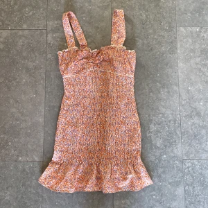 Klänning - Såå fin klänning som inte kommer till användning. Skriv om ni vill ha bild på🌸