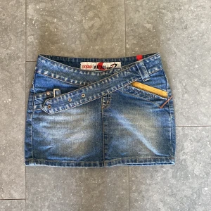 Kjol - Jeans kjol med coola detaljer 🍎Passar till allt i sommar. Skriv om ni vill ha bild på. 74cm i midjemått ❤️