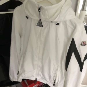 Moncler vindjacka - Tjena, nu så säljer jag min unika moncler vindjack den är väldigt bra skick. Priset kan även diskuteras!