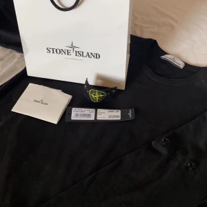 Stone island sweatshirt  - Tjenare, säljer nu min Stone island sweatshirt då den blivit lite liten. Den är inte alls mycket buren och har ett riktigt topp skick på 8/10. Köpt på Stone island store i Sthlm.