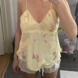 Topp - Säljer detta supersöta vintage linnet. Den har justerbara band!! Står ej storlek men passar xs-m❤️