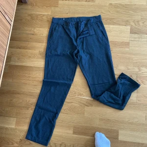 Gråa chinos zara - Gråa chinos från zara