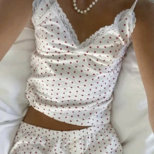 amara lace heart tank och shorts - Säljer detta fina setet från Brandy Melville eftersom det inte kommer till användning. Shortsen är dem på sista bilden! Det är helt nytt med lappen kvar, skriv för egna bilder!💌
