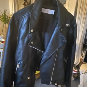 Skinnjacka  - Jättesnygg skinnjacka, som ny!😍