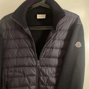 MONCLER CARDIGAN  - 2 Helt ny Moncler cardigan Helt nya moncler cardigans  Storlek : S och M Färger : Navy blue och svart Båda har NFC tag   