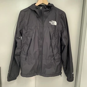 The North Face jacka  - Vindjacka från TNF, sann i storlek