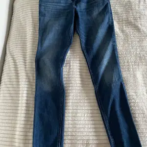 Säljer ett par slim fit jeans från Jack & Jones. Använda några gånger blev dock för små, skick 9/10. Storleken är 176 som är ett S skulle jag säga.
