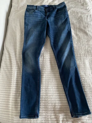 Jeans - Säljer ett par slim fit jeans från Jack & Jones. Använda några gånger blev dock för små, skick 9/10. Storleken är 176 som är ett S skulle jag säga.