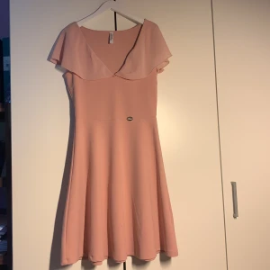 Rosa klänning  - Använd en gång, storlek S. Djup u ringning och normal i storlek. 