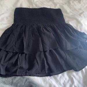 Svart kjol - Fint skick använt ett få antal gånger , storlek 146/152 men spadar mig utan att vara tight som har xs