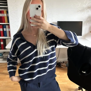 Marinblå tröja - Marinblå tröja från hm med trekvarts armar. Storlek S❤️❤️