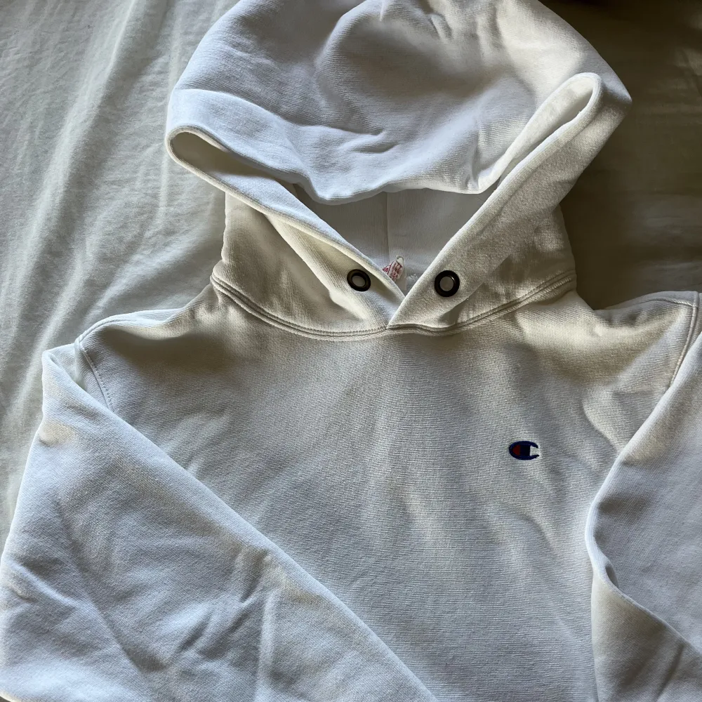 En fin Champion hoodie i vit 🤍 liten i storlek. Hoodies.
