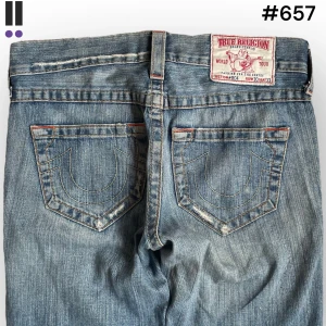 True religion jeans #657 - True Religion jeans i model #804 💜 Tag 30W 💜Midja (rakt över) 41cm 💜 Innerben 71cm 💜 Ytterben 98cm 💜 Benöppning 25cm 💜 Nedgångna, hål på benen. 💜Våra mått blir W=32 och L=27 💜 Men jämför alltid måtten med dina bästa jeans💜657