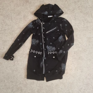 Acdc rag tröja - Tröja med dragkedja från japanska märket acdc rag. Väl använd så är nopprig. Storlek M. Kan mötas upp i vänersborg