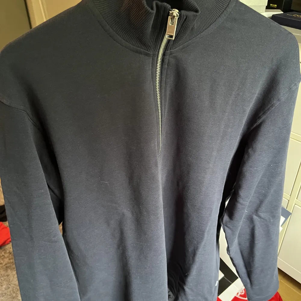 Navy blå 1/4 zip från Selected homme i storlek S. Tröjor & Koftor.