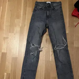 Grå raka jeans med slitningar från Zara