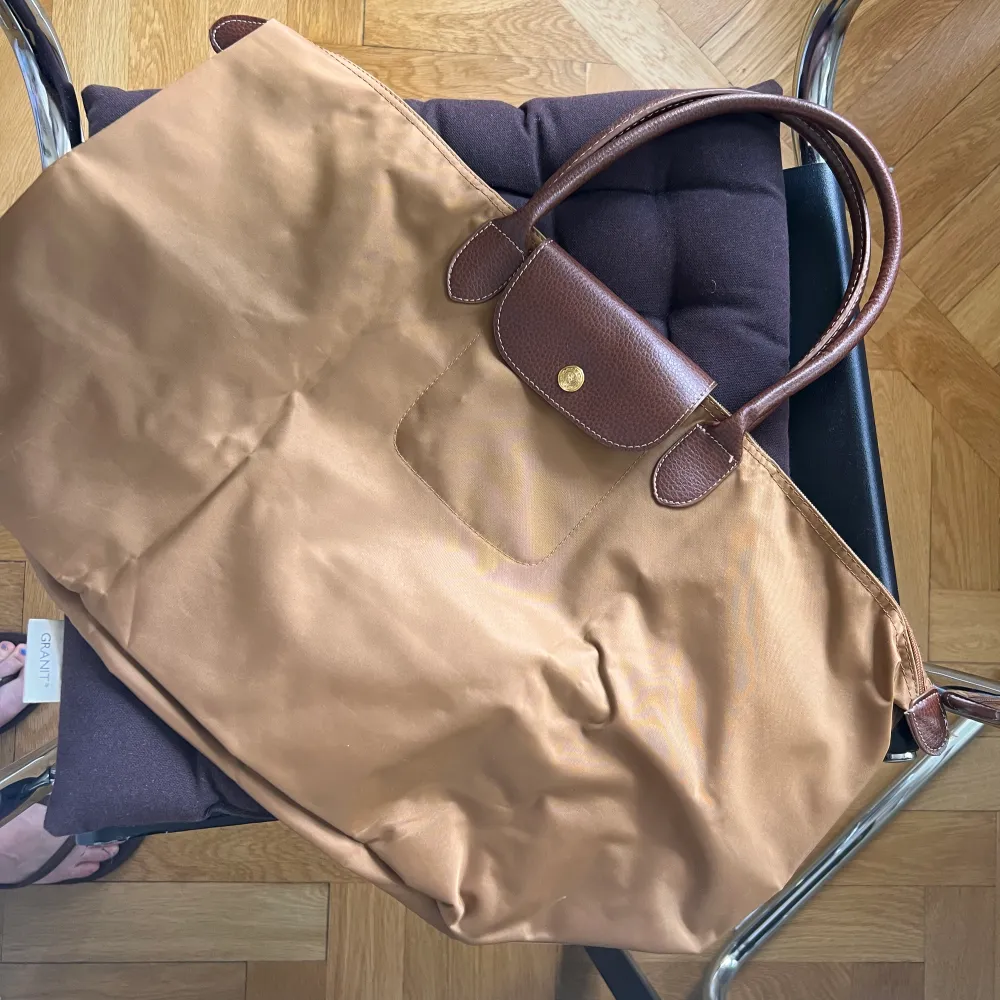 Longchamp väska inköpt på Lundbergs i Borås. Använd ett fåtal gånger, nyskick. Motsvarar Large i size men med medelstora handtag. Nypris 1300:- . Väskor.