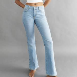 Ljusblåa jeans från Gina, gillar inte färgen men annars älskar jag modellen! Dem är lågmidjade och bootcut. 