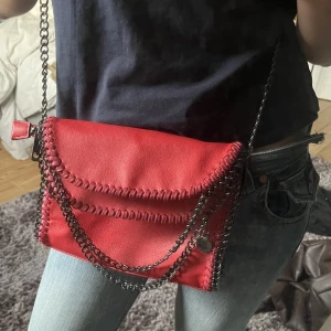 Röd väska. - !Skriv innan köp! Röd snygg väska liknande Stella McCartney. Knappt använd. Inga fläckar eller defekter. 