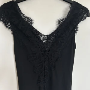 Söt spetstopp - En jättesöt topp i skönt material med spets, snygg att både ha till fest och till vardags. Aldrig använd, bara testad. Hör av er vid frågor💕