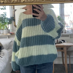 grön stickad tröja - grönrandig stickad tröja i mjukaste skööönaste materialet! helt oanvänd, säljer då den inte är min stil 🤍💓💓