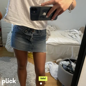 Jeanskjol - Säljer denna snygga kjolen då den var för stor för mig. Lånade bilder🩷
