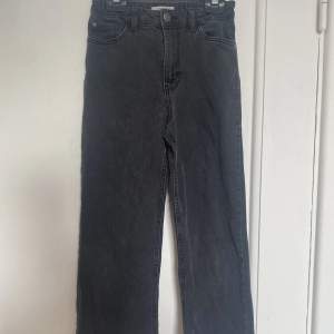 Wide svarta jeans från lindex med knäppknapp, använda ett fåtal ggr och inga skador. I storlek 140. Kontakta mig för mer info. 