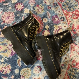 Dr martens Jadon Max - Jättecoola och tidlösa platå-dr martens i veganskt läder! Använda en handfull gånger och köpta förra året för 2 700kr. Som nya!🖤💛