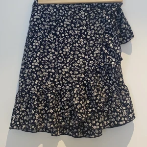 Kjol - Söt kjol från only man knytter i midjan, oanvänd