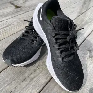 Nike air zoom pegasus 38 i storlek 36.5 i mycket gott skick. Endast använda i ett par veckor då förändring i foten krävde annan sko. Inköpspris 1200 kr. Finns i Mölnlycke. 