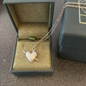 Maria nilsdotter halsband - Säljer Maria Nilsdotter halsband ”tuvstarr’s heart neckless. Köpt för ett år sedan men i myckrt bra skick. Möts upp i Stockholm och fraktar❤️❤️ nypris 2795