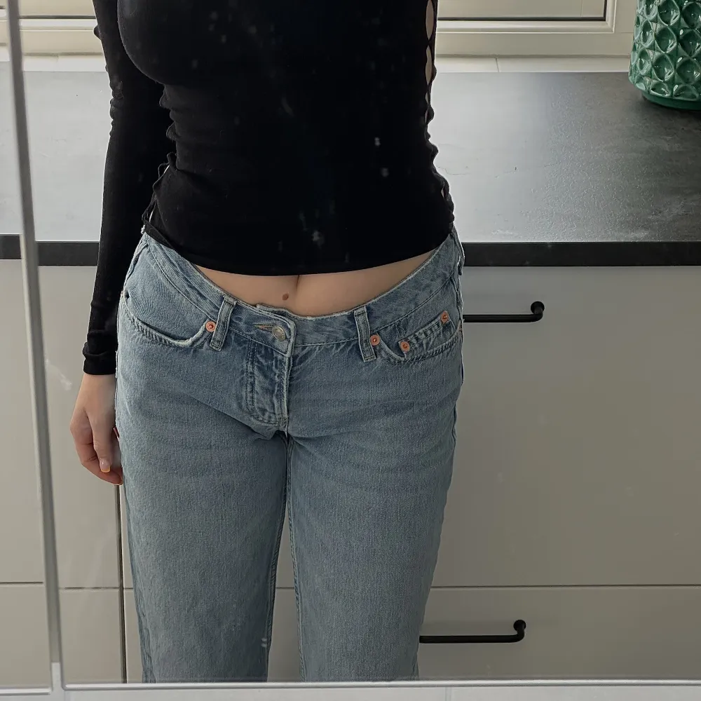 Super snygga raka lågmidjade jeans, väldigt lik zara! Endast använda en gång så i nyskick! 💓storlek xs men passar mig som brukar ha 34/36! Andra bilden är min!. Jeans & Byxor.