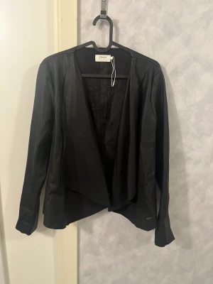 Jacka - Aldrig använd. Ny med prislapp