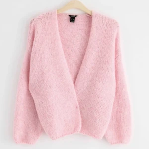 Rosa kofta - Säljer denna underbara kofta från lindex💞 Helt ny, har bara tvättats en gång. Frakt på ca. 50kr tillkommer!